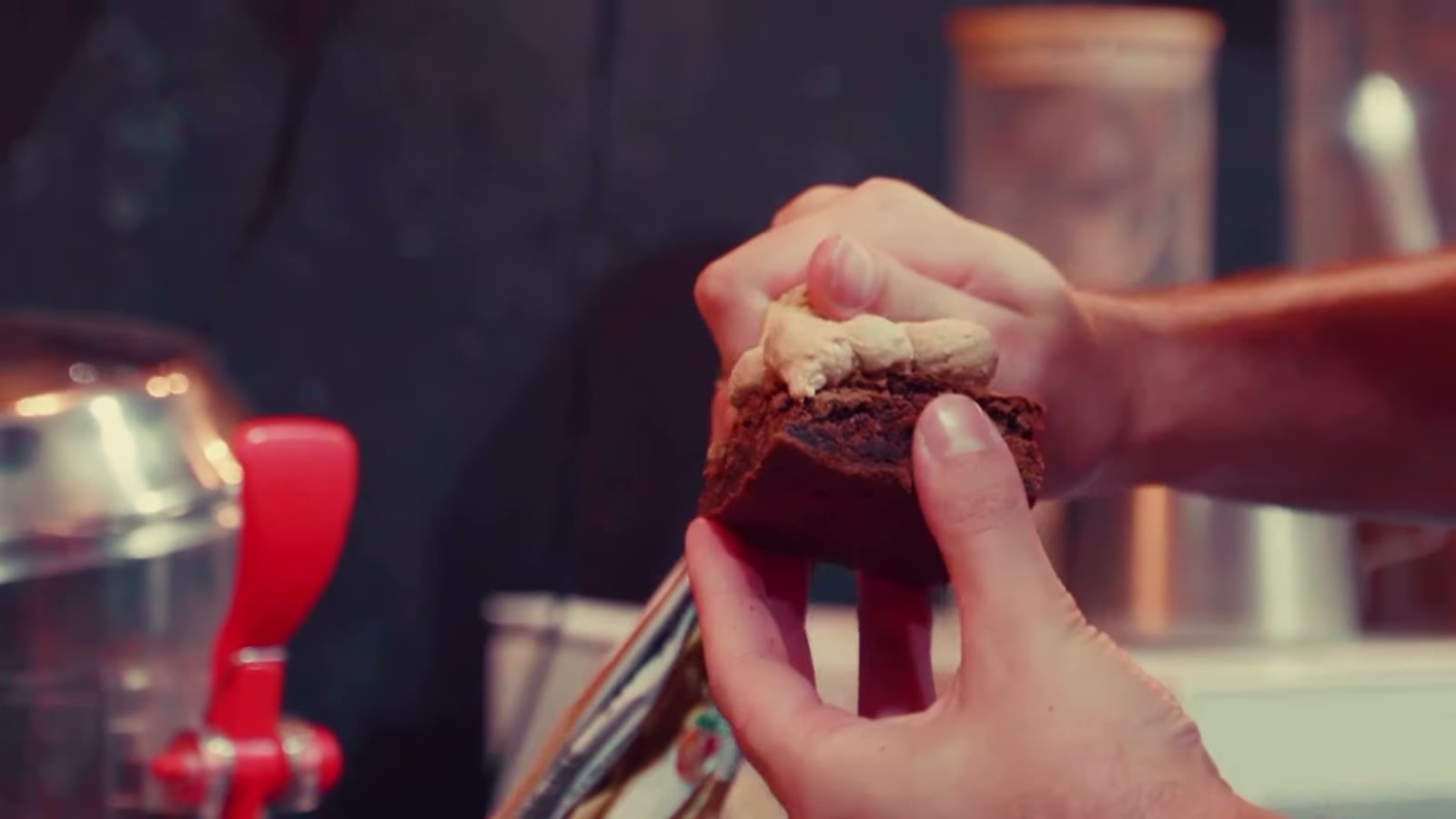 Brownie com frozen na mão
