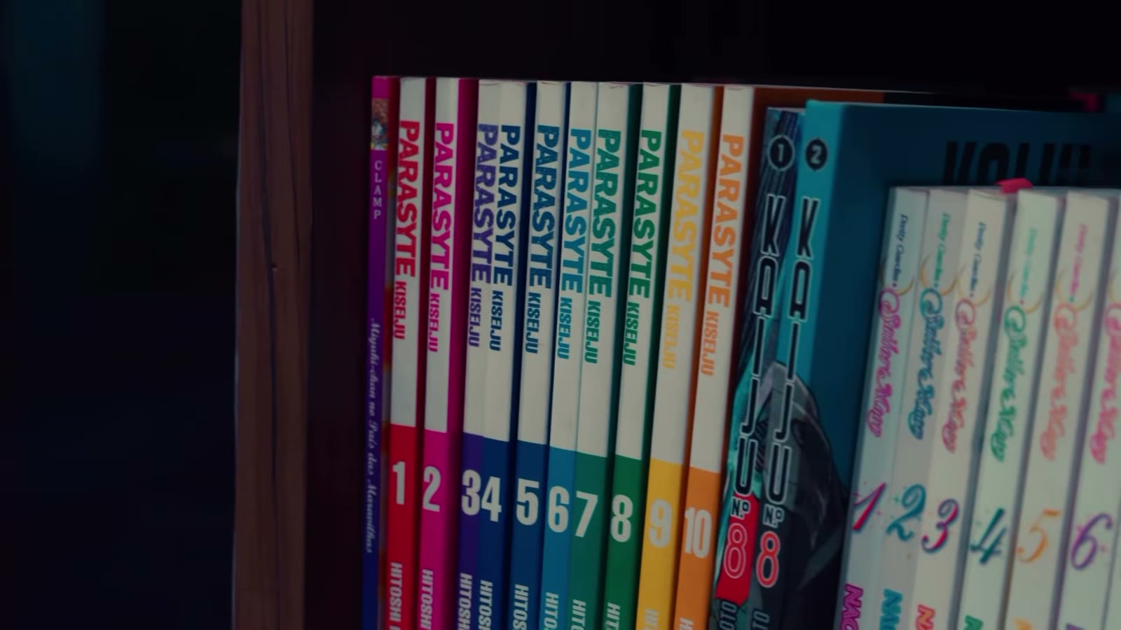 Mangás numerados na estante