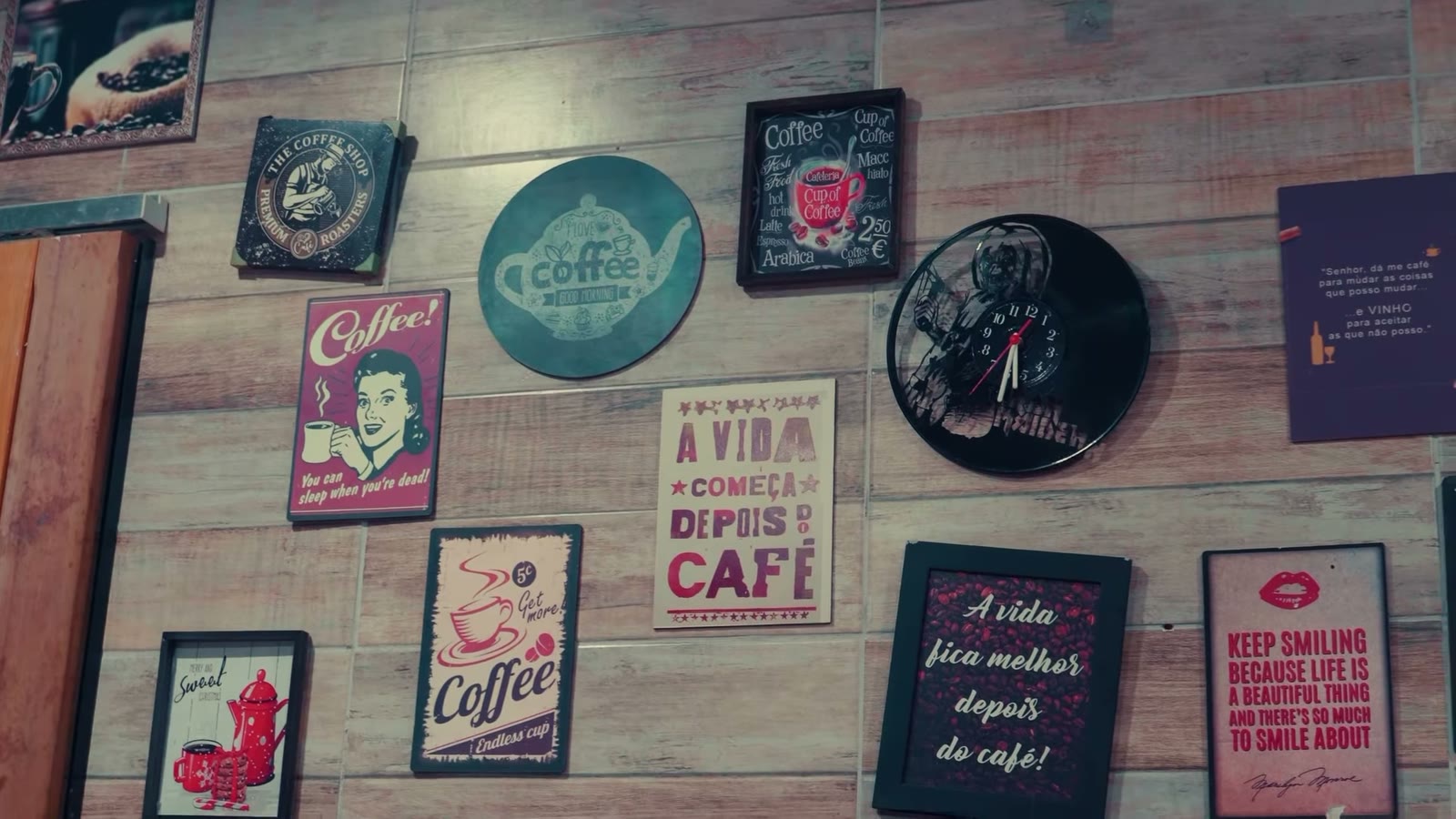 Parede do café com quadros e luz baixa